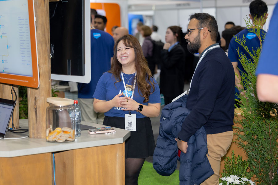 SmallBiz exhibitor connecting with a prospective customer at the booth